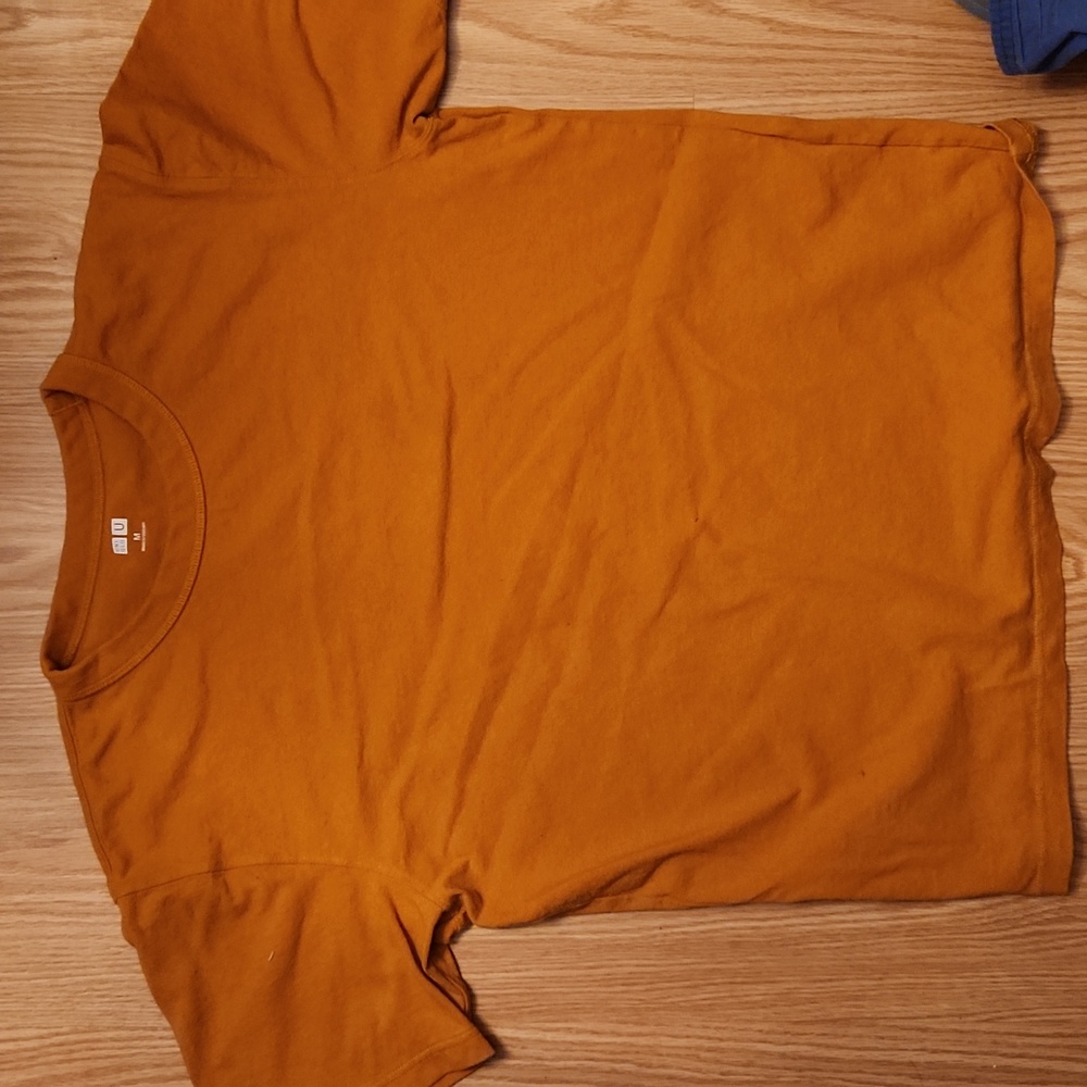 NWOT Uniqlo Men's Basic Short Sleeve Crew Neck Shirt